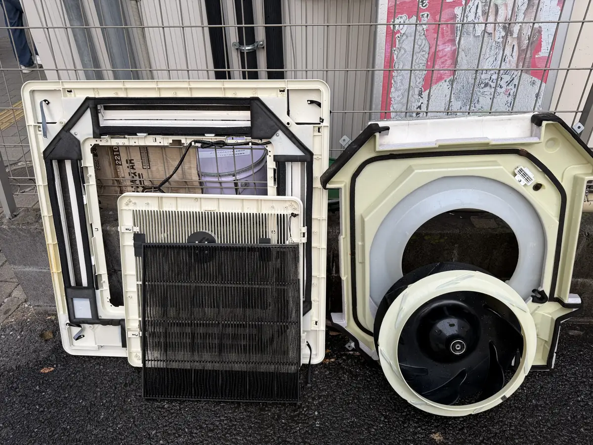 業務用天井カセットエアコンを分解したパーツ