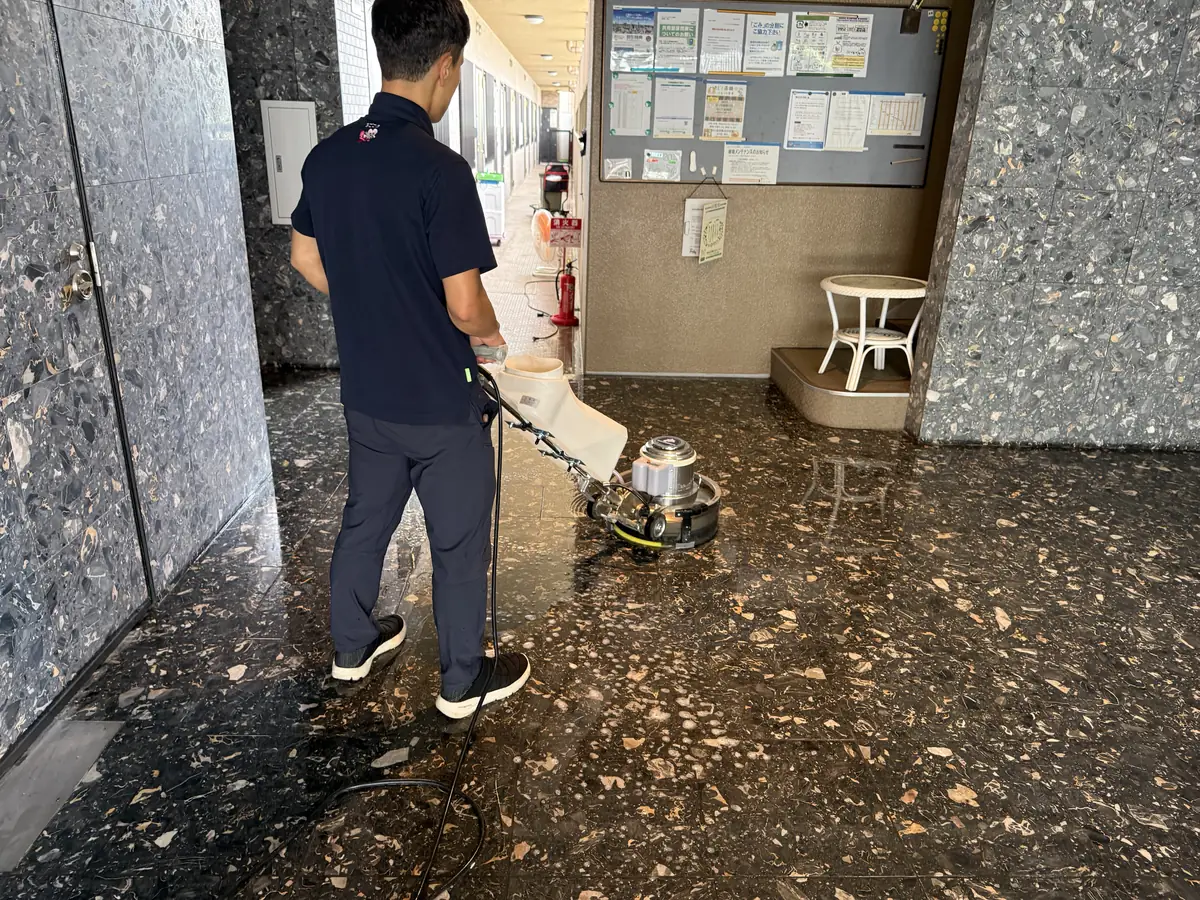 マンションエントランスをポリッシャーで床洗浄する作業